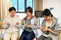 指尖扭绕传暖意，心晴相伴促成长——长沙民政职院外语学院开展扭扭棒手工心理团辅活动