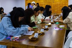 长沙民政职院开展“识中药・制香囊”心理减压团体辅导活动