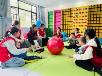 长沙民政职业技术学院医学院“彩虹桥”志愿服务队赴长沙市儿童福利院开展感统志愿服务活动