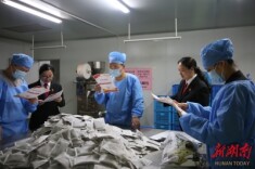 法官走进药材厂，面对面为“护薪”支招