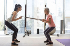 85岁阿姨训练后体检达标？“上门带老人锻炼”突然火了……