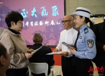 娄底：把交通安全普法搬上书法艺术展