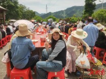 趣游永州 嗨玩五一丨果香四溢庆“五一” 金洞凤凰乡“桑葚节暨长桌宴”热闹启幕