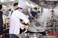邵阳学院举办“食堂厨艺秀”劳动教育实践课