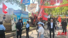 趣游永州 嗨玩五一丨【图片新闻】永州体育场“挂票区”成热门打卡点