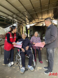 祁阳“流动认证”服务关爱高龄行动不便老人