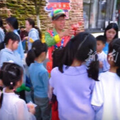 “活力五一・乐动宝庆”：小丑巡游趣味不断