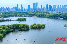 “五一”嗨长沙⑳|乐享慢生活！市民游客烈士公园泛舟赏绿