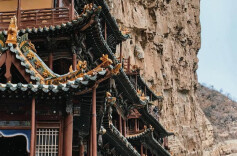 悬空寺真的“悬空”吗？揭秘古代匠人如何将千年智慧嵌入绝壁之间