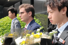 铭记历史！移交1993页日本侵华等档案扫描资料 法国友人向南京大屠杀死难者献花