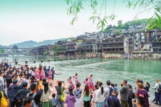 “张崀桂”旅游圈海外吸粉，崀山成为外国游客热门目的地 | 湖南日报头版