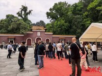 拜始祖、丢沙包、穿红衫祈福……这个五一，炎帝陵成了孩子们的“上古游乐场”