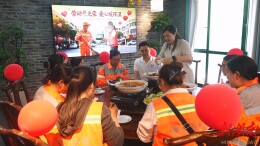 爱心暖人心  鹤城商家“五一”致敬环卫工人