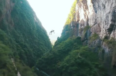 游客玩瀑布秋千坠亡，警方已介入