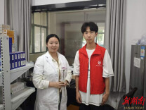 南华大学电气学子五一前夕鲜花慰问校园劳动者