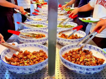 12个菜人均不到20元，园区里的暖心食堂