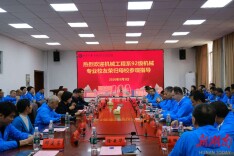 校训石前忆少年 湘潭大学92级机械设计班校友返校