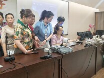 “银龄童行 文化暖心”：弘高社区用一盏灯点亮母亲节温情