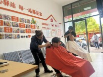 红色引领践初心 义剪服务暖“新”人