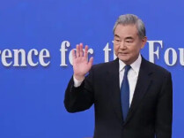 王毅会见美国国会参议员代表团