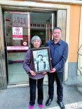 用“舍得”换后人“铭记”  八旬老人捐赠丈夫战地照片