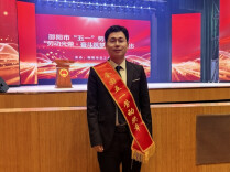 “奖章挂到墙上，功夫得长在手上”——记全国五一劳动奖章获得者易天华