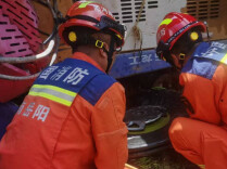 推土车侧翻坠入水沟，消防破拆救出被困驾驶员