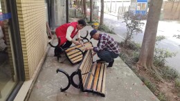 宝塔山社区：志愿修缮小座椅，便民服务传温情
