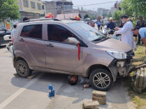 两车相撞致一人被困车底，消防紧急破拆成功救援