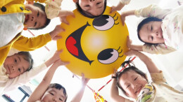 笑脸卡片传温暖
