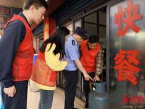 长青街道洞新社区开展安全巡查 筑牢辖区平安防线