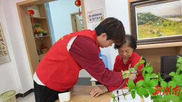 长沙劳动东路社区：巧手制花帽 温情暖母亲节