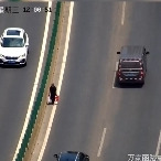 老人误上高架走路逆行！长沙交警5分钟到场劝离