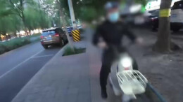 盲人在盲道被电动车撞，逃逸者反骂“不看路”，交警介入调查