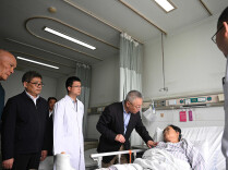 沈晓明看望浏阳华盛烟花厂爆炸事故收治伤员