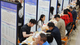 招聘会进校园助力大学生就业