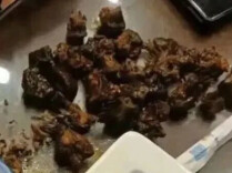 网友称点一盘黄焖鸡吃出24块鸡头！店方称没把鸡头分均匀；当地市监所介入