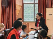 “五色映桃阳”绘就亲子时光——“雨邻有约”邀赴温暖成长之约