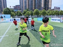 男女混合组队踢足球！娄底幼超萌娃赛场趣事连连