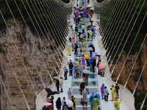 Zhangjiajie Grand Canyon's Glass Bridge Sees Surge in Visitors After the Holiday