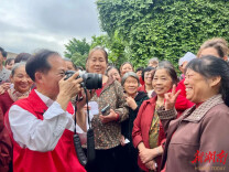 世界微笑日｜临湘十三村生态工厂变身 “笑工场” 百余人定格幸福笑脸