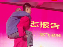 视频|成人礼上，他把70多岁的爷爷背上舞台