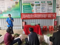 张家界市慈利县“向阳花”开进企业：一场在香葱基地里开讲的家庭教育课