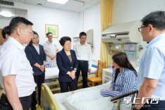 吴桂英陈博彰看望浏阳华盛烟花厂爆炸事故收治伤员