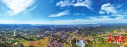 晴日登高瞰巴陵山水城郭入画来