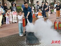 以练筑防 防患未“燃” 月亮岛街道黄狮岭社区开展消防安全应急演练