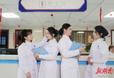 护士工位定格照|㉑工作中是默契战友，生活中是温暖伙伴