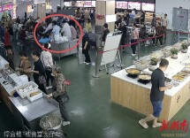 张家界：七旬老人突发疾病倒地 就餐医务人员合力施救终脱险
