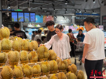 榴莲上市品种多 长沙超市水果区人气旺