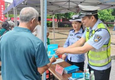 新田交警多元化开展交通安全宣传